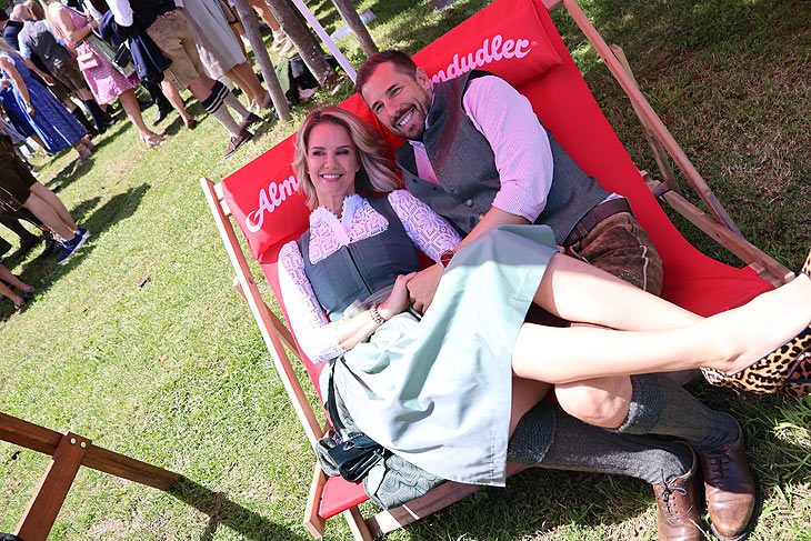 Monica Ivancan-Meier mit Mann Christian beim Almauftrieb 2024 Summer Edition auf "Gut Kaltenbrunn" am Tegernsee (©Foto: Martin Schmitz) 